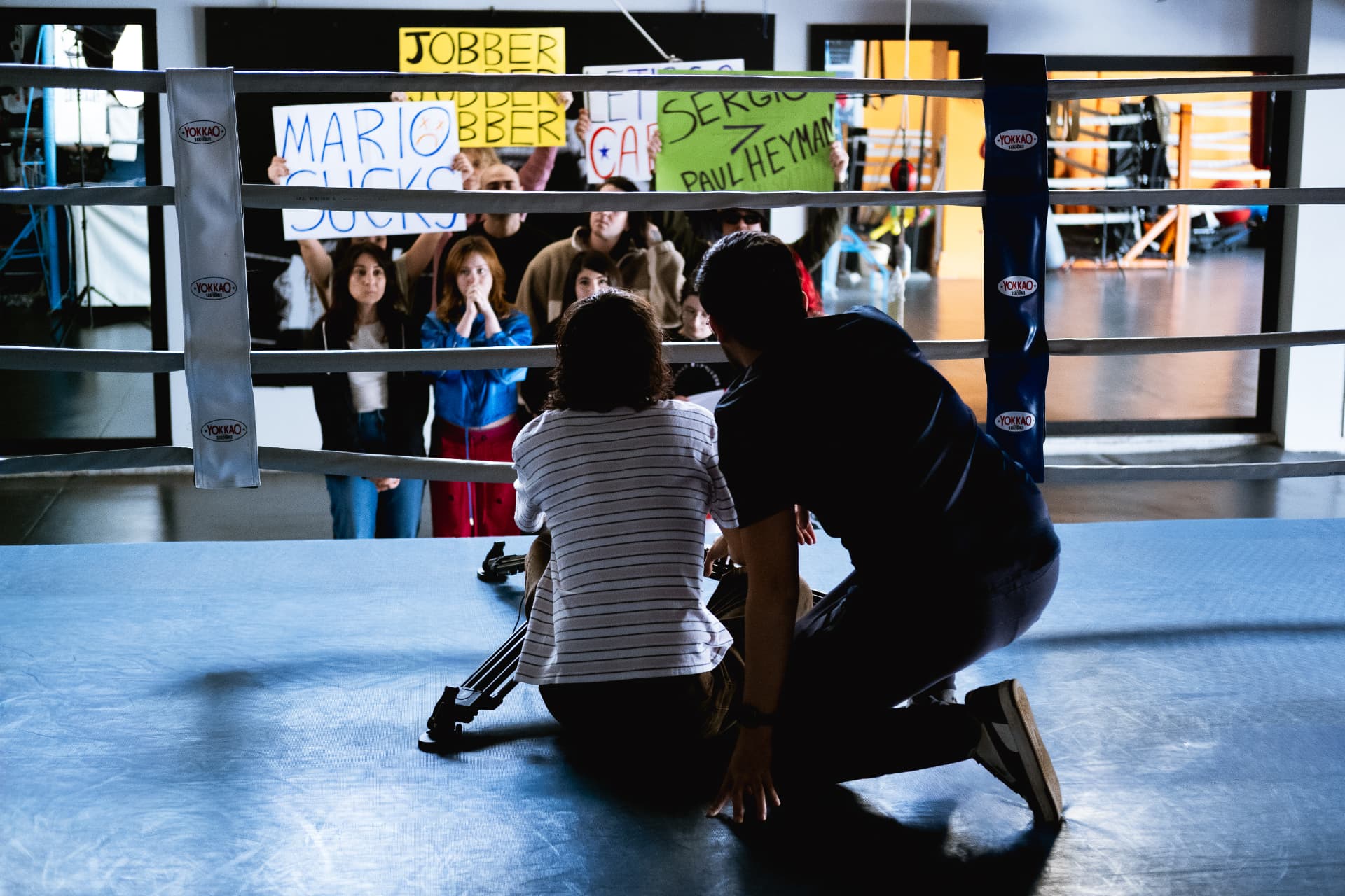 Troupe al lavoro sul set di un videoclip