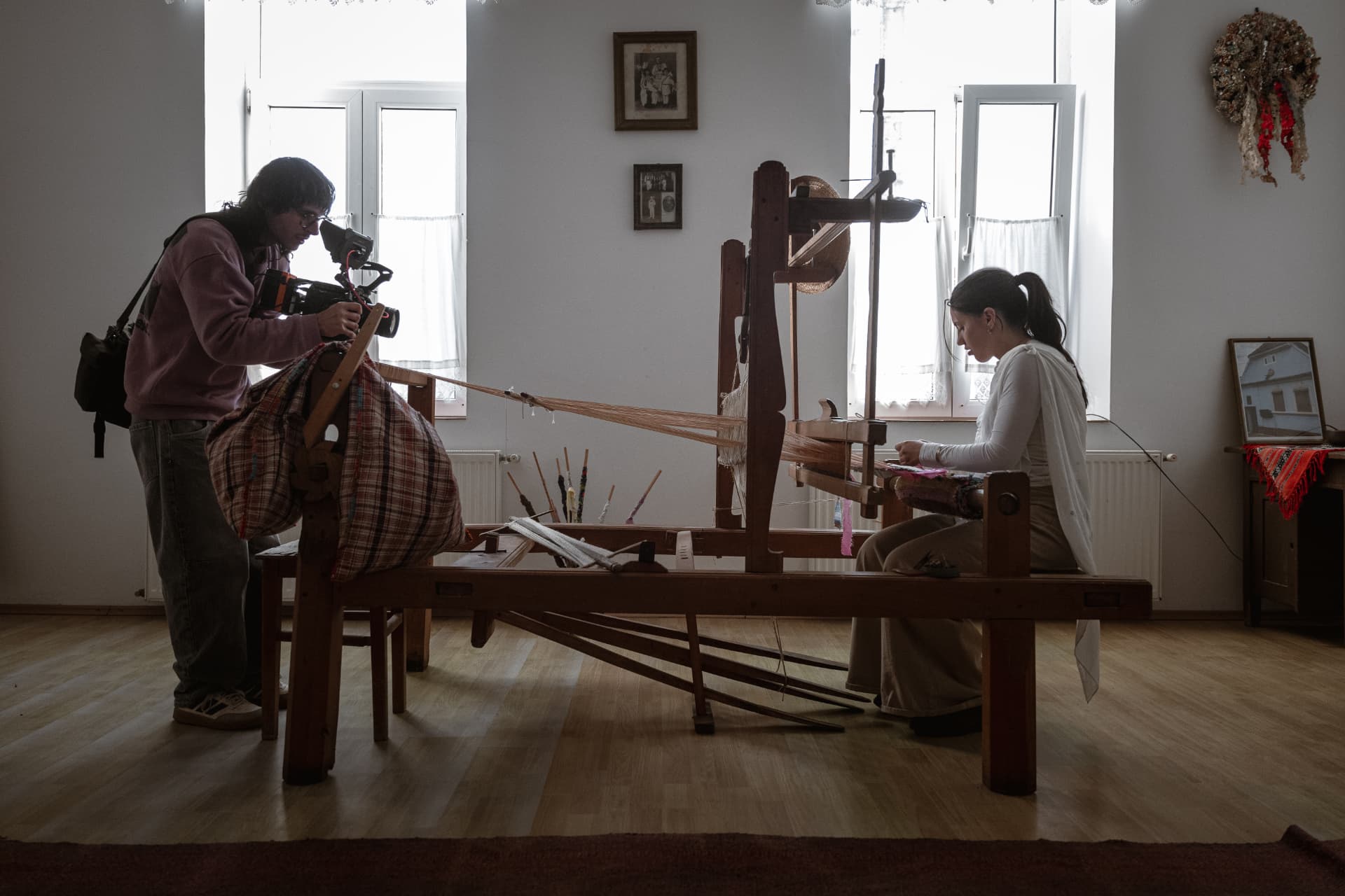 Riprese di un documentario su un telaio tradizionale