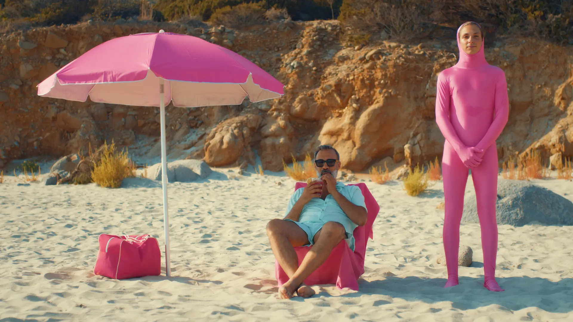 Frame dal videoclip Pink Beach
