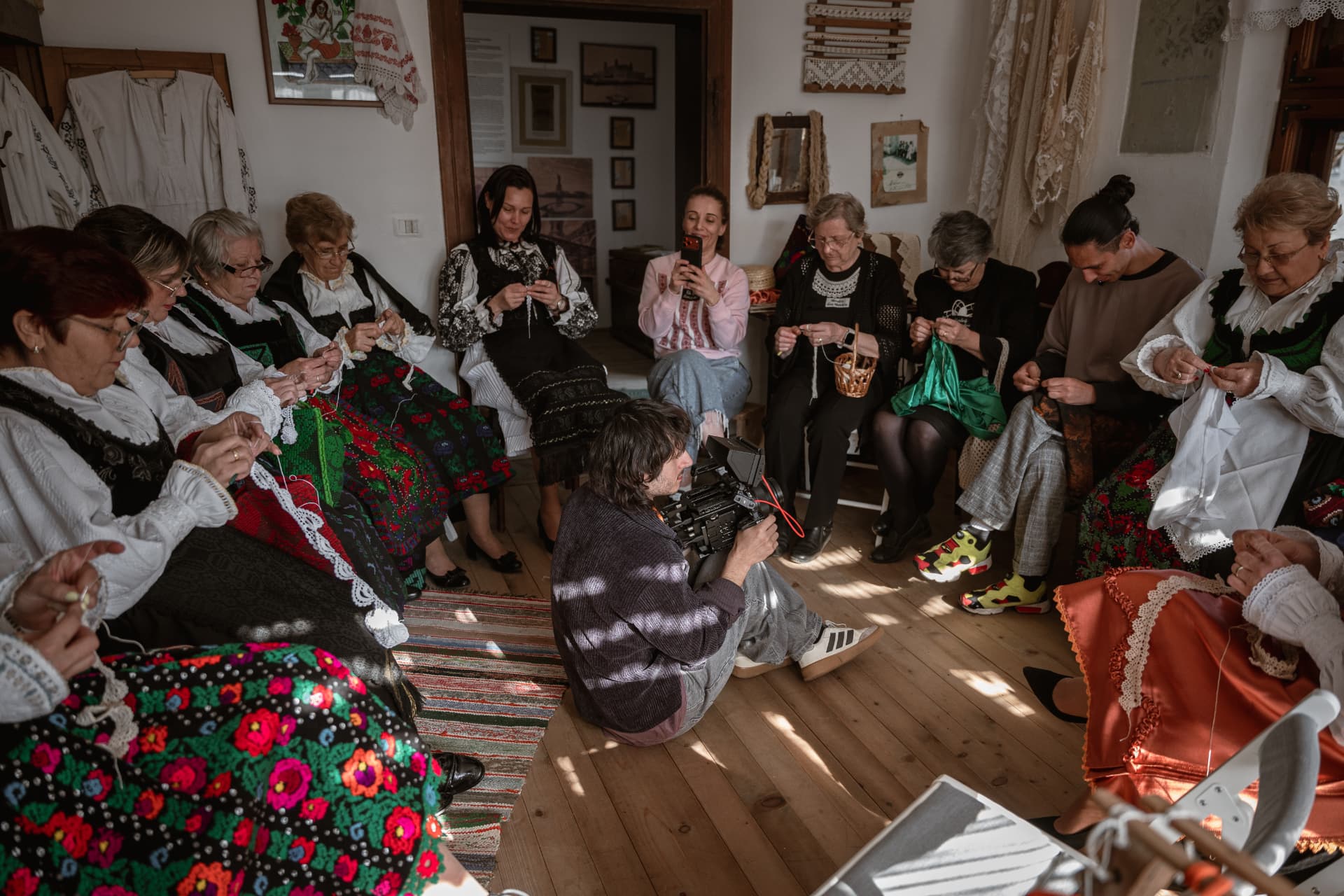 Riprese di un reportage con un gruppo di artigiane