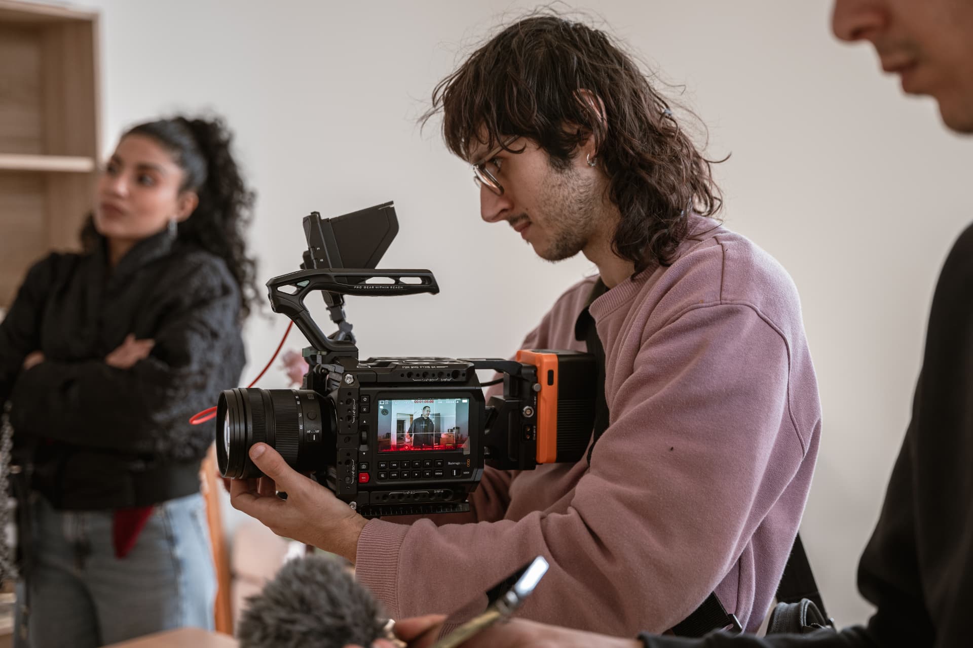 Mattia Atzeni dietro la macchina da presa sul set